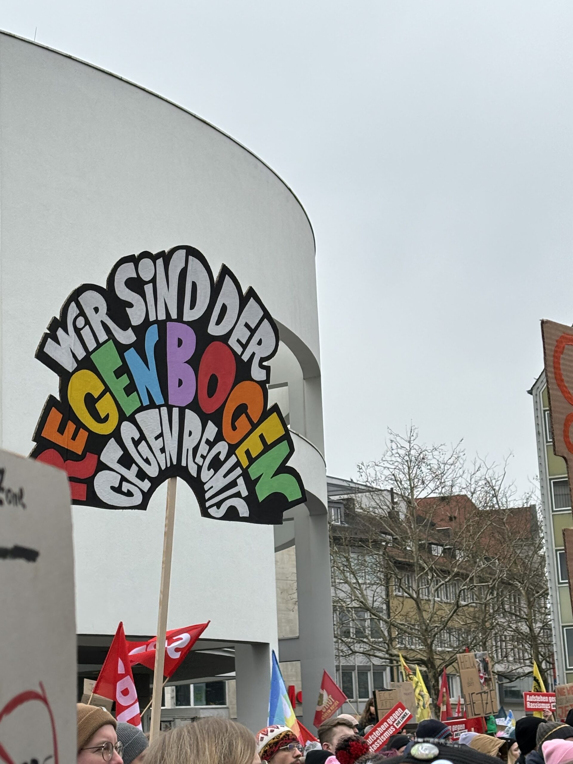 Wir sind der Regenbogen gegen Rechts